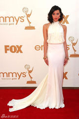 组图：艾美奖红毯 奥布里-普拉扎白色荷叶边长裙