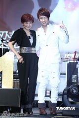 组图：梁静茹乐当歌迷红娘 张智成带病助阵演唱会