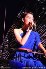 组图：王菲大连演唱会可爱撒娇：你们不冷我也不冷