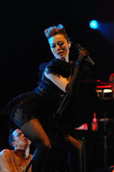 组图：容祖儿巡演多伦多站 着黑网袜翘臀大秀性感