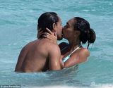 组图：F1太子女度蜜月 与老公海中热吻激情难挡