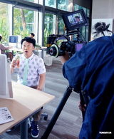 组图：陈奕迅为广告扮白领 “果蔬”形象耳目一新