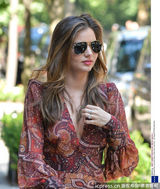 组图：米兰达深V长裙美艳 小宝贝幸福躺妈肩头