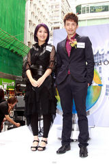 幻灯图：杨千嬅活动中自曝老公羡慕谢霆锋得二子