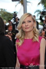 组图：邓斯特戛纳走秀紫红裙装简约亲切