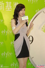 组图：周慧敏沙漏身段性感登场 10月广州开唱