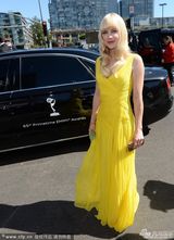 组图：安娜-法瑞丝黄色美裙亮相艾美红毯