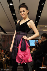 高清组图：亚太影后张榕容露肩走秀 承认喜欢潘玮柏