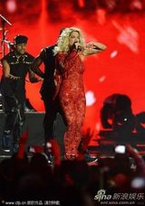 组图：Rita Ora撑黑伞演出 红色蕾丝连身裤秀身段