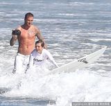 组图：小贝携子海边冲浪拍不停 克鲁兹呛水一脸不爽