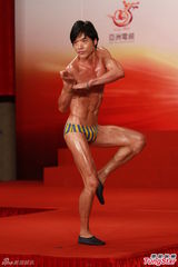 高清图：2012亚洲先生首次面试 泳裤示人奇招尽出