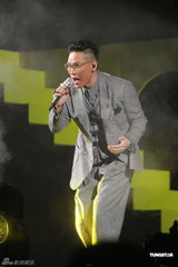 组图：苏永康香港开唱众星捧场 与钟镇涛互戴高帽