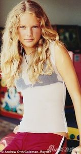 组图：泰勒-斯威夫特青涩旧照被指女大十八变