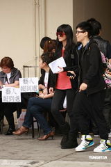 幻灯图：曾志伟张学友等出席赈灾汇演拜神仪式  