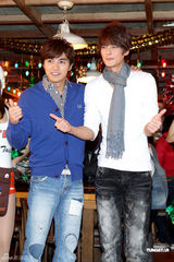 组图：贺军翔27岁未当兵感丢脸 为粉丝表演拉拉队舞