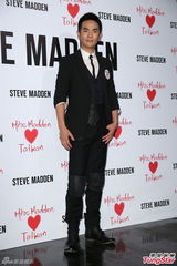 组图：乐基儿华贵礼服胸前隐约 大秀长腿