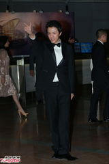 组图：晶刚香港大婚 李云迪到场摆胜利手势