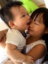 组图：陈浩民妻子晒儿女照 姐弟情深呆萌可爱