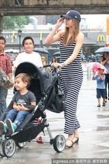 组图：米兰达-可儿推爱子出街 爸爸奥兰多探路