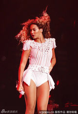 组图：碧昂斯纽约开唱 狂甩乱发跪地秀曲线