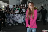 组图：安室奈美惠赴港将开唱 歌迷热情接机