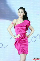 组图：林依晨代言展性感双唇 不担心留学被淡忘