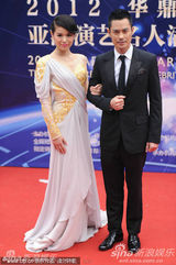 组图：郑嘉颖胡杏儿亮相华鼎红毯上演黑白配