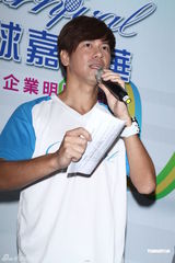 组图：李圣杰黄品源结缘网球 为网球明星赛做宣传
