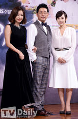 组图：少女时代徐贤红裙亮相《热恋》发布会