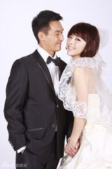 组图：《首付》张铎黄小蕾拍搞怪雷人结婚照