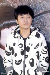 组图：苏打绿抵京签售万人围堵 主唱乖乖仔示人