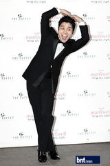 组图：韩国笑星赵志勋大婚 HAHA献歌众星祝贺