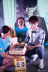 组图：胡夏专辑发布会 美女粉丝现场送熊抱