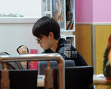 组图：文章马伊琍逛商场 同吃冰激凌显默契