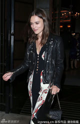 组图：奈特莉婚后首亮相晒钻戒 老公懒理狗仔