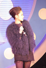 组图：阿娇杭州走穴现粗壮大腿 献唱表情显生涩