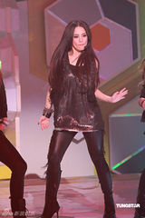 幻灯：阿娇变小魔女舞姿养眼 劲甩长发表演卖力