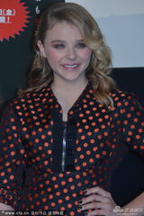 组图：《魔女嘉莉》记者会 科洛波点裙复古迷人