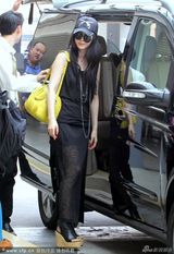 组图：范冰冰穿透视裙现身机场 秀香肩风韵十足