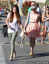 组图：小天后斯威夫特与戈麦斯相约出街