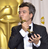 高清组图：奥斯卡后台获奖众星举金人光彩照人