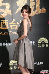 组图：任贤齐电影首映会 蓝心湄带伤站台力挺