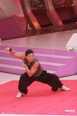 组图：刘璇香港变身主持人 打扮时尚“熊猫”袜出彩