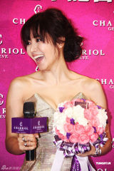 高清图：侯佩岑展现难得性感 大秀右手订婚戒指