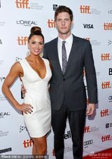 组图：《对的错误》首映 莎拉-坎宁着抹胸裙