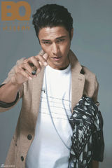 组图：陈坤跨界设计T恤登杂志封面质感十足