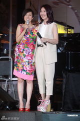 组图：黄韵玲香港开唱大方露背 赞杨千嬅够义气