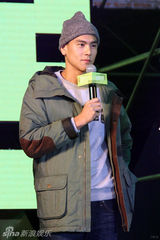 组图：彭于晏Angelababy青春亮相展活力运动风