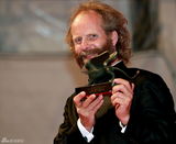 组图：威尼斯电影节闭幕 获奖者后台高举奖杯