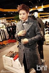 组图：M.pire出席品牌开业 现场挑衣显品味